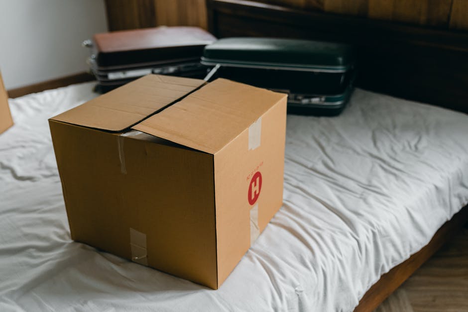 to move (house); to transfer (department) — 移る
