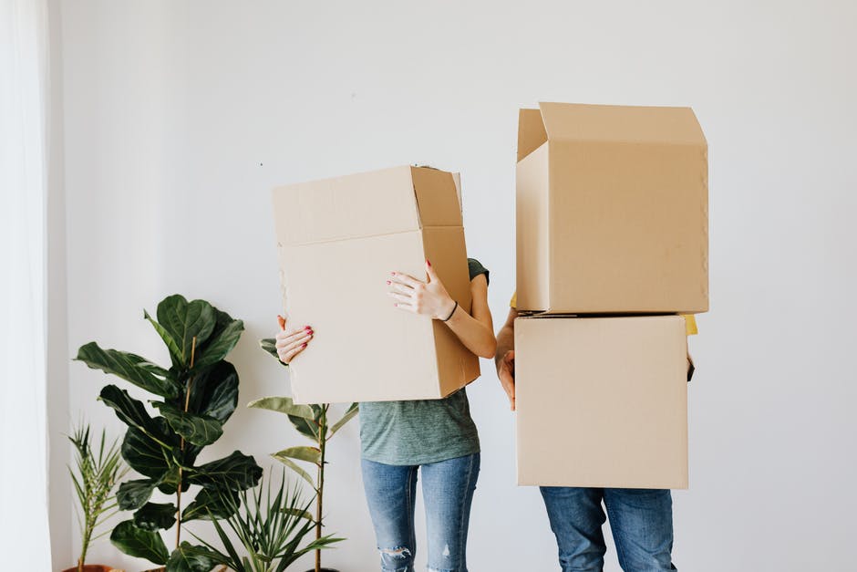 to move (house); to change residence — 引っ越す