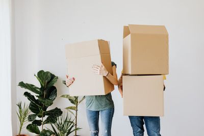 to move (house); to change residence — 引っ越す