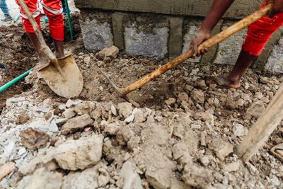 rubble; debris; wreckage — 瓦礫