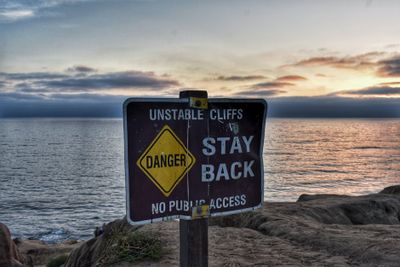 danger; peril; hazard — 危険
