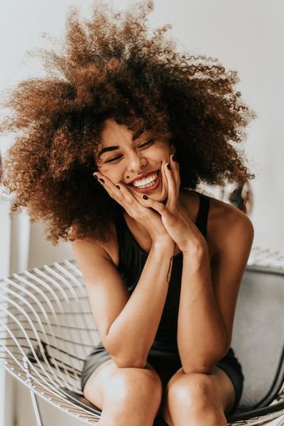 happy; glad; pleased; delighted; overjoyed — 嬉しい