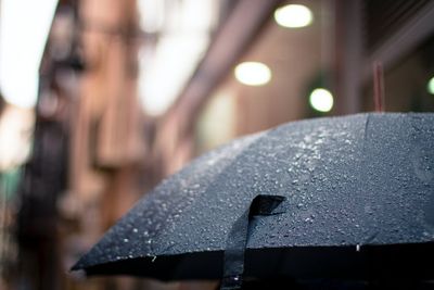 to fall (of rain, snow, ash, etc.); to come down — 降る