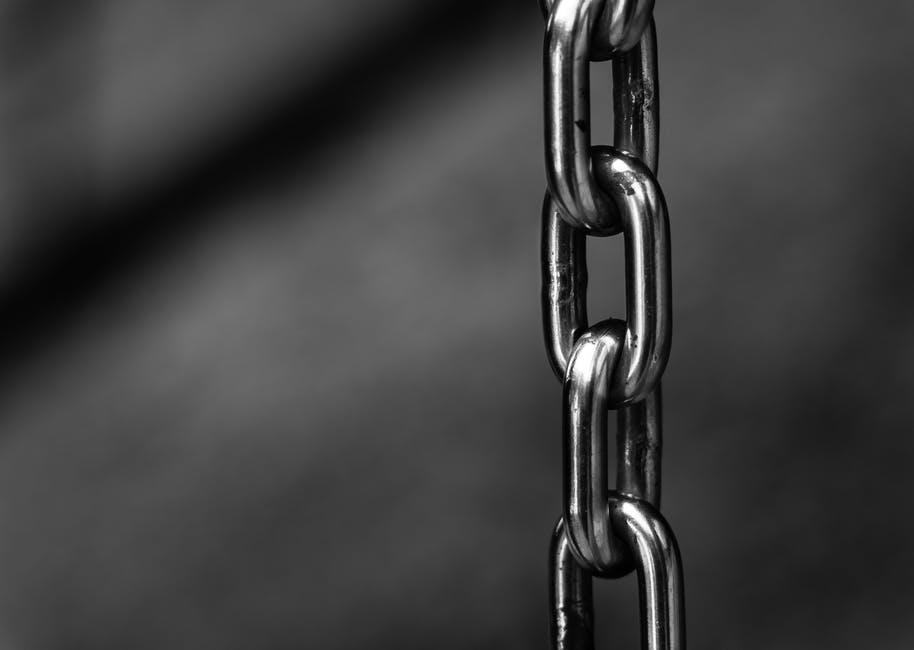 chain; chains — 鎖