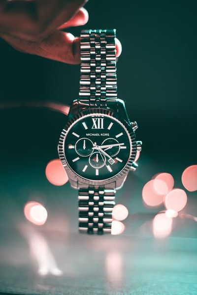 four o'clock — ４時