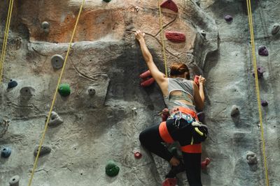 to ascend; to go up; to climb — 上る