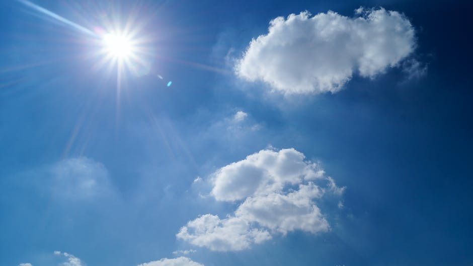 fine weather (i.e. little or no clouds); fair weather; clear weather; clear sky; fair skies — 晴天