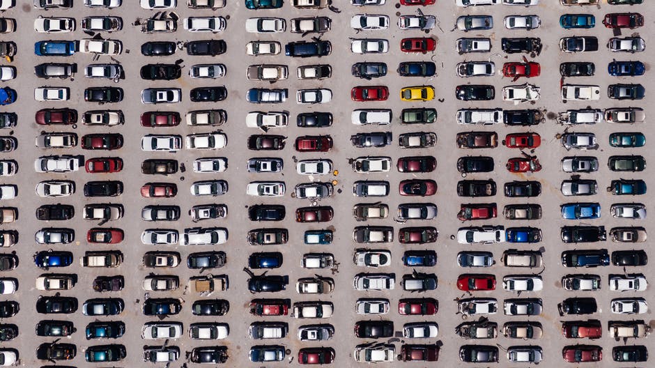parking lot; car park; carpark; parking garage — 駐車場