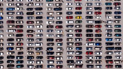parking lot; car park; carpark; parking garage — 駐車場
