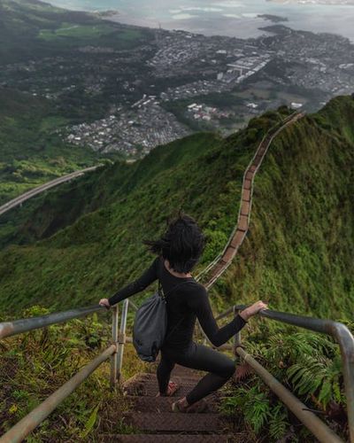 to descend (e.g. a mountain); to go down; to come down — 降りる
