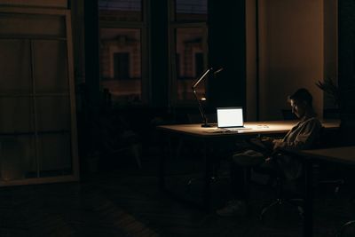 late at night; small hours of the morning — 夜更け