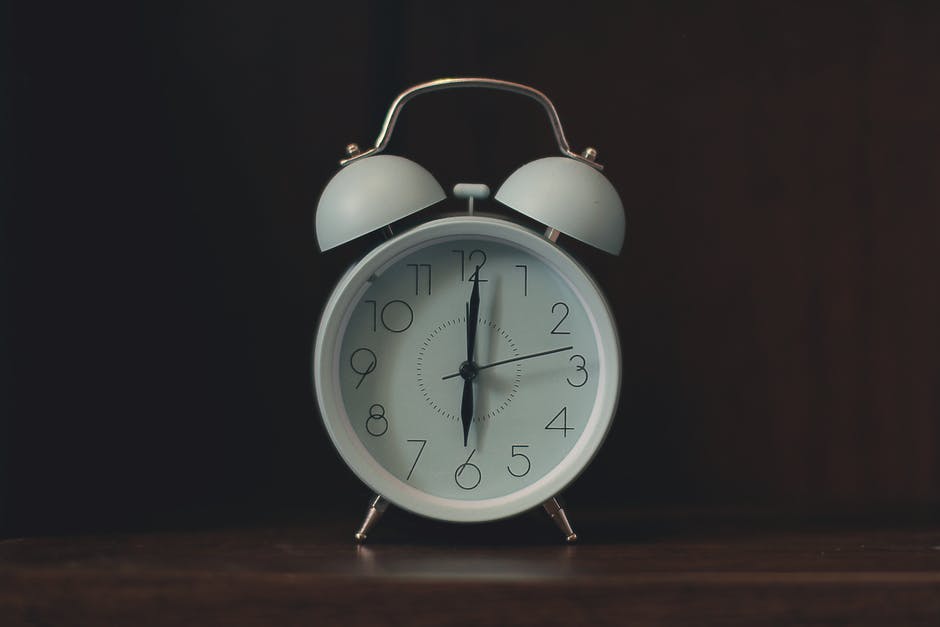 six o'clock — 六時